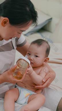 保姆喂宝宝喝奶